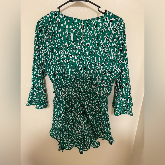 ✨NWT Lulus Make Moves Green and Black Print Flounce Sleeve Romper Size Small - Picture 12 of 15